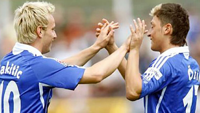 Mesut Ozil và Ivan Rakitic: Cùng thi đấu cho Schalke năm 2007