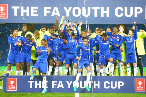 Các cầu thủ trẻ Chelsea ăn mừng chức vô địch FA trẻ 2017/18