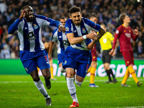 Dù đá hậu vệ song Alex Telles (phải) đã ghi tới 8 bàn ở giải VĐQG Bồ Đào Nha cho Porto
