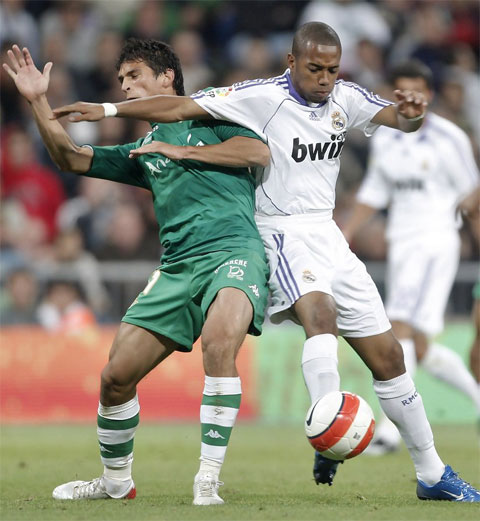 Robinho (áo sáng) chỉ thi đấu ở mức tầm thường trong những năm tháng khoác áo Real Madrid