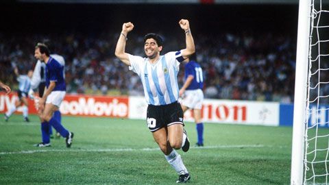 Maradona ăn mừng sau khi đá thành công quả luân lưu, góp công giúp Argentina loại Italia tại bán kết World Cup 1990