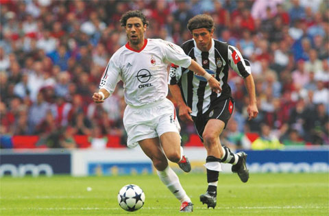 Rui Costa (áo sáng) đến AC Milan vào năm 2001