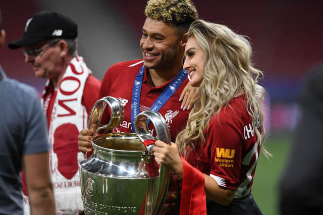 Ox-Chamberlain và cô bạn gái chụp hình mừng Liverpool vô địch Champions League 2018/19
