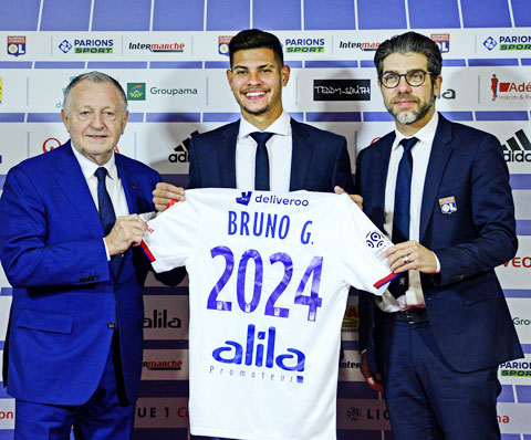 Bruno (giữa) trong ngày ký hợp đồng với Lyon