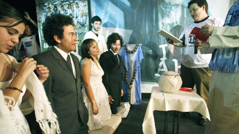 Tín đồ làm lễ cưới trong nhà thờ Maradona