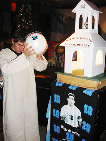 Cảnh làm lễ trong nhà thờ Maradona