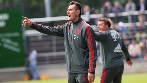 Từ vị trí HLV đội U17 Bayern, Miroslav Klose được đưa lên làm trợ lý cho HLV trưởng Hansi Flick