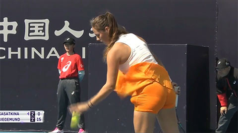 'Đàn em' của Sharapova diện váy mỏng ra sân khiến fan đỏ mặt