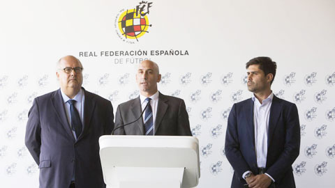 RFEF của chủ tịch Luis Rubiales (giữa) đang có những quyết định bất lợi cho các CLB thành Madrid