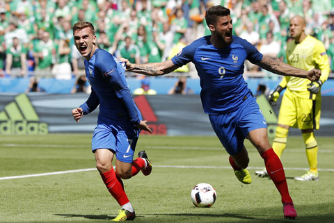 Deschamps đã thành công khi linh hoạt sử dụng Giroud (phải) làm tường để các cầu thủ nhỏ con như Griezmann tỏa sáng tại World Cup 2018