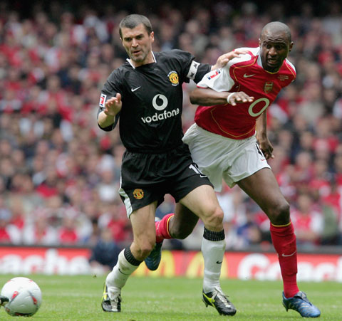 Roy Keane (trái) luôn thi đấu với khí thế hừng hực, nhất là những khi M.U của anh chạm trán đại kình địch Arsenal