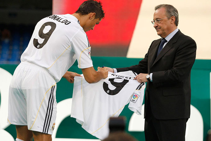 Nhưng ông trùm Perez đã xuất hiện và ra tay đưa CR7 về Real Madrid