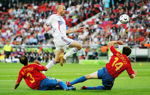 Theo cố danh ca Christophe, Zidane từng không được ông quan tâm đến
