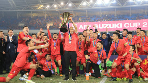 Thầy trò HLV Park Hang Seo trong giờ phút đăng quang AFF Suzuki Cup 2018 	Ảnh: Đức Cường