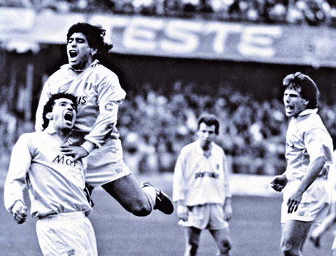 Maradona (trên, bìa trái) và Zola từng tung hoành trong màu áo Napoli
