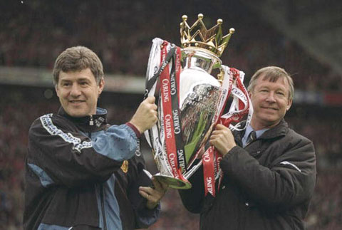 Brian Kidd (trái) thời còn là trợ lý cho Sir Alex Ferguson