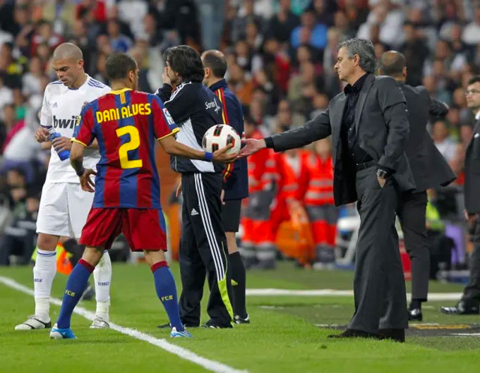 Alves có mối quan hệ không tốt với HLV Mourinho