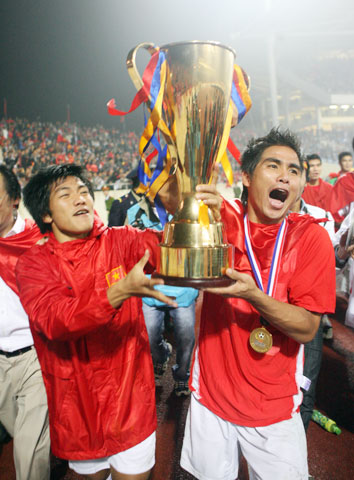 Việt Thắng (phải) và Quang Hải nâng cúp vô địch AFF Suzuki Cup 2008