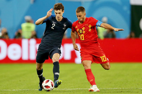 Pavard (trái) trong lần chạm trán với Hazard tại World Cup 2018
