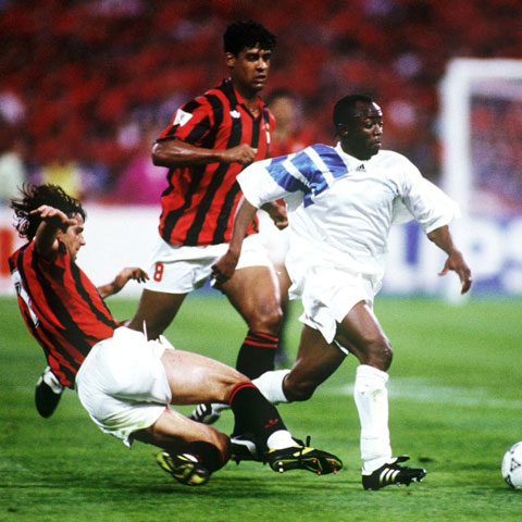 Milan (áo sọc) đã gục ngã trước chủ nhà Marseille ở chung kết Champions League 1992/93