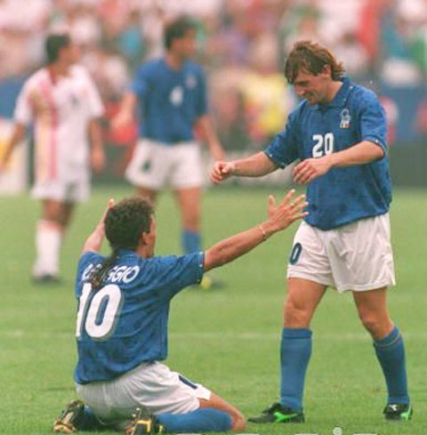 Dù cả hai là tay săn bàn vĩ đại ở Serie A nhưng Baggio (trái) và Signori lại có đóng góp trái ngược ở ĐT Italia