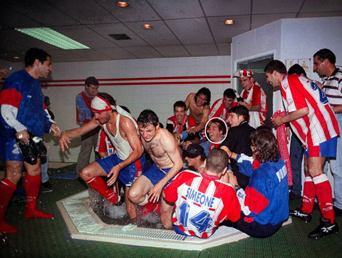 Thời vị chủ tịch kỳ dị Jesus Gil (ảnh nhỏ), Atletico Madrid có cách ăn mừng chức vô địch La Liga 1995/96 cũng chẳng giống ai