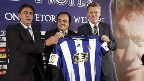 David Moyes trong ngày ra mắt Real Sociedad, với phông nền buổi họp báo là hình ảnh của HLV này ngày còn dẫn M.U