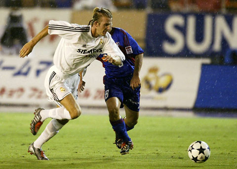Thay vì một cầu thủ chạy cánh đơn thuần, Beckham (trái) đã trở nên toàn diện hơn khi được khoác áo Real Madrid