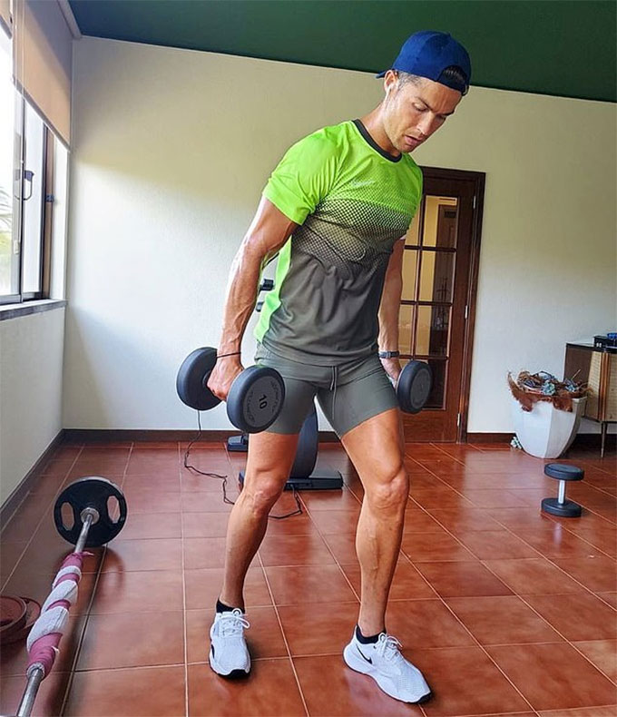 Ronaldo miệt mài tập luyện trong phòng gym