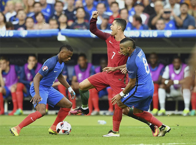 Evra thua Ronaldo trong trận chung kết EURO 2016