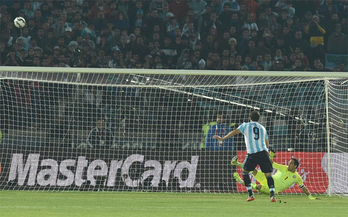 Giống Mascherano, Huguain chưa vô địch giải đấu nào cùng ĐT Argentina