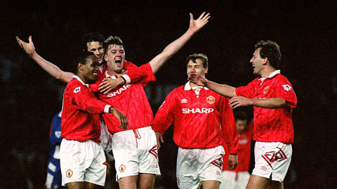 Gary Pallister chia vui cùng đồng đội sau 1 bàn thắng trong màu áo Man United