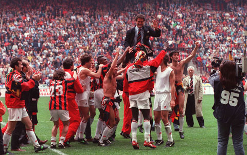 Thầy trò Capello ăn mừng Scudetto thứ 3 liên tiếp, trong khi đội bóng láng giềng Inter suýt xuống hạng ở Serie A 1993/94