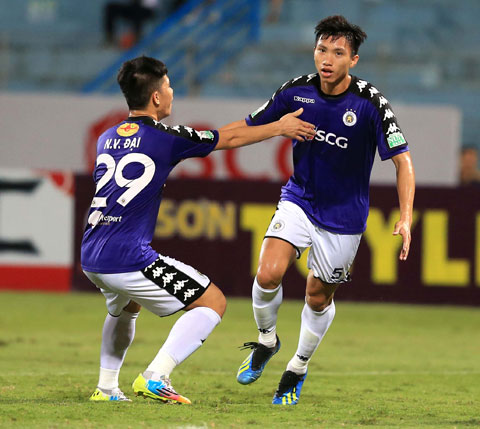 Văn Hậu (phải) ăn mừng trong màu áo Hà Nội FC tại V.League 	Ảnh: Minh Tuấn