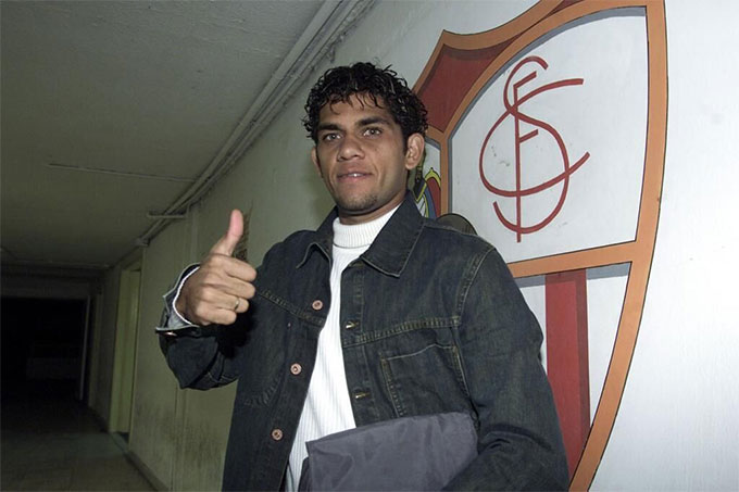 Dani Alves chuyển từ Bahia tới Sevilla năm 2003 với giá 0,5 triệu euro