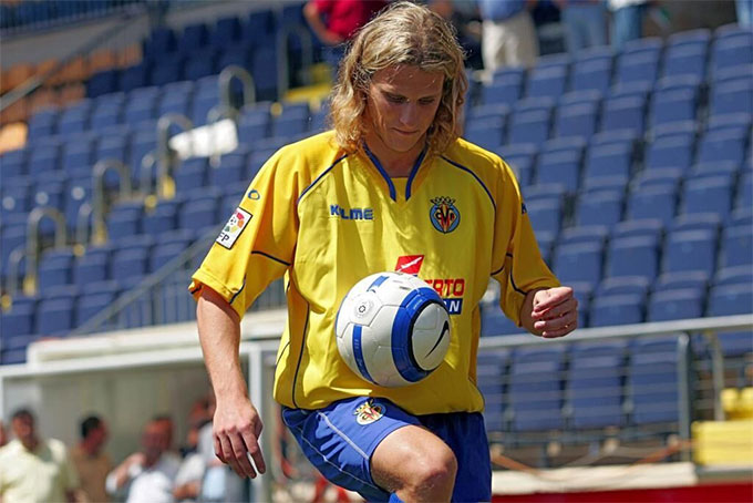 Diego Forlan từ M.U đến Villarreal năm 2004 với giá 3 triệu euro