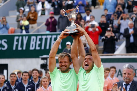 Krawietz (trái) ăn mừng chức vô địch Roland Garros 2019