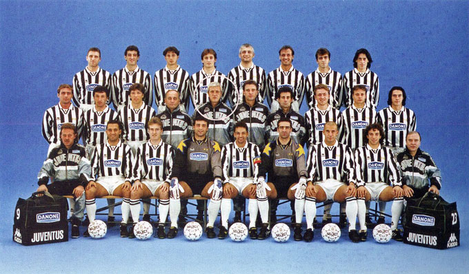 HLV Lippi (khoanh tròn) và đội hình Juventus ở mùa giải 1994/95