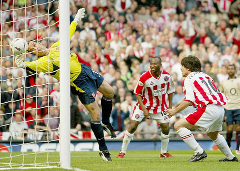Pha cứu thua không tưởng của Seaman trong trận gặp Sheffield United vào năm 2003