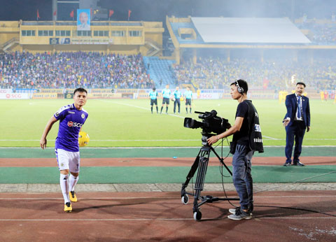 Quang Hải tặng bóng cho NHM trước giờ khai cuộc một trận đấu V.League