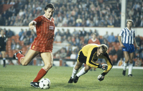 Michael Robinson (bìa trái) từng có cú ăn ba cùng Liverpool ở mùa 1983/84