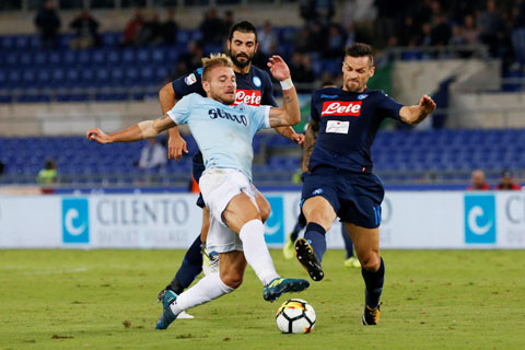 Lazio (áo sáng) hay Napoli là 2 trong số ít các đội muốn Serie A tiếp tục đá nốt mùa giải 2019/20