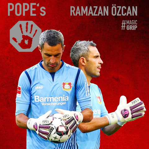 Thủ thành Ozcan của Leverkusen rất tin dùng găng tay POPE