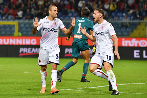 Đồng đội chia vui cùng Palacio (trái) sau khi anh ghi bàn cho Bologna