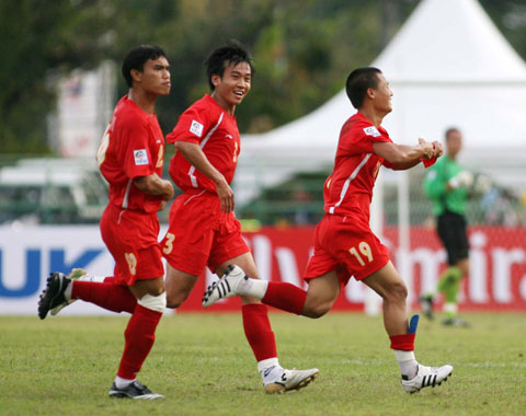 Minh Đức (giữa) ăn mừng cùng đồng đội ở ĐT Việt Nam tại AFF Suzuki Cup 2008 	Ảnh: ĐỨC CƯỜNG
