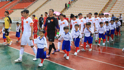 Minh Đức (áo sáng, hàng đầu) trong một trận đấu ở AFF Suzuki Cup 2012