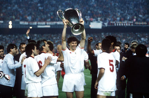 Van Basten giành 2 Cúp C1/Champions League cùng vô số danh hiệu trong 8 năm khoác áo Milan