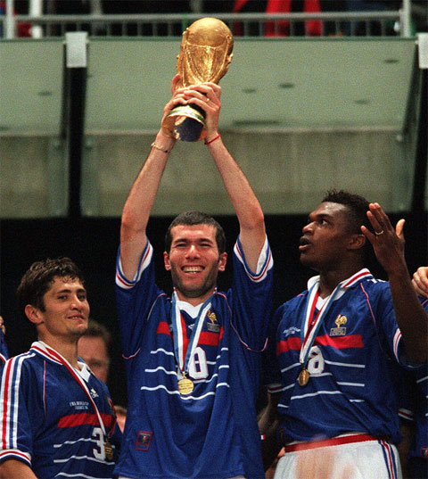 Micoud rất tài hoa nhưng lại không có cơ hội thể hiện nhiều ở ĐT Pháp khi ở  vị trí của anh có cái bóng quá lớn từ huyền thoại Zinedine Zidane 