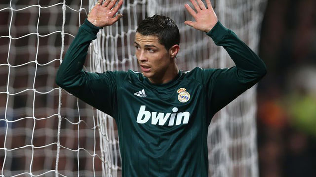 Ronaldo không ăn mừng sau khi sút tung lưới M.U
