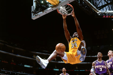 Shaquille O’ Neal với cú nhảy đặc trưng khiến các sân đấu NBA phải có rổ dự phòng